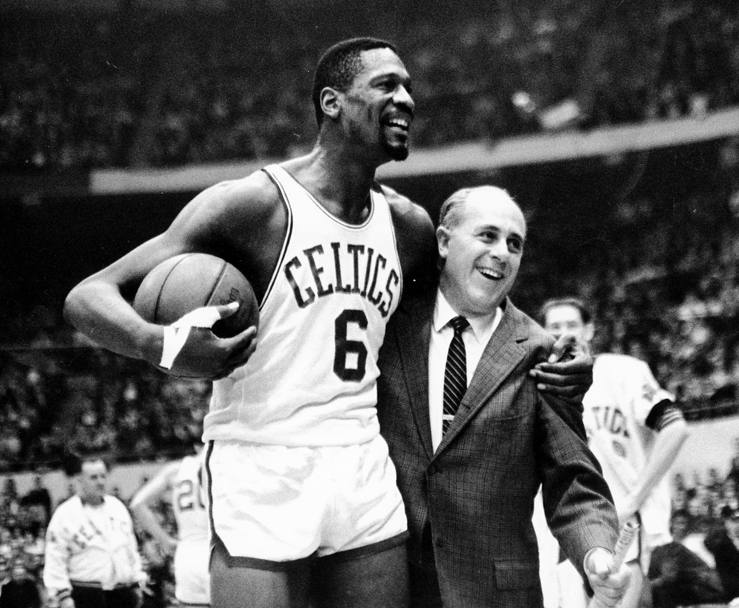12 dicembre 1964. Bill Russell, leggenda dei Boston Celtics, festeggiato dal suo coach Arnold 